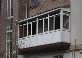 Остекление балконов с крышей - фото 23
