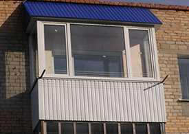 Остекление балконов с крышей - фото 21