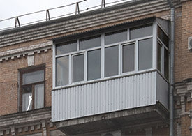 Остекление балконов с крышей - фото 24