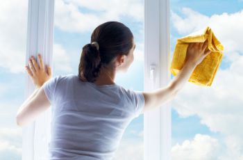 Как помыть окно подручными средствами?